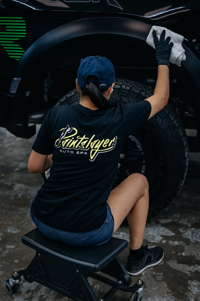 Detailer cleaning wheel with care